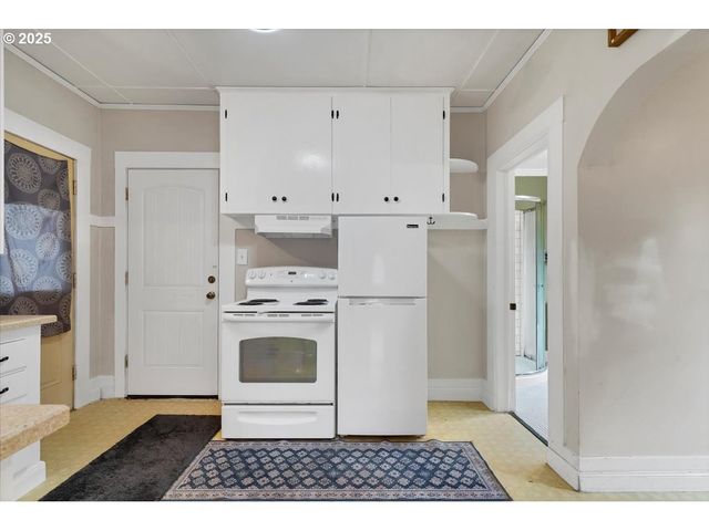 205 N 3RD St, Jefferson, OR 97352