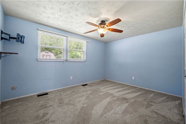 365 Fruitwood Dr, Bethel Park, PA 15102