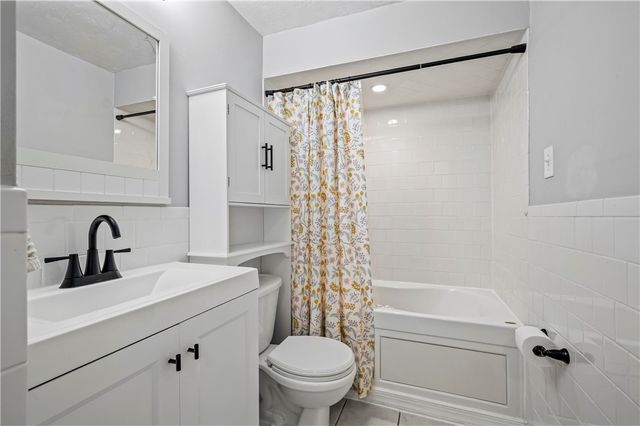 365 Fruitwood Dr, Bethel Park, PA 15102