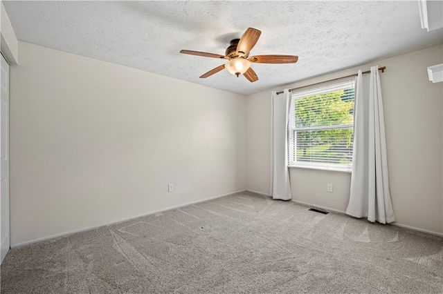 365 Fruitwood Dr, Bethel Park, PA 15102