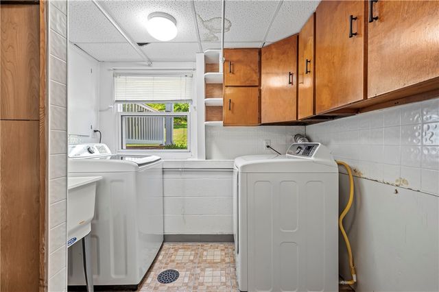 365 Fruitwood Dr, Bethel Park, PA 15102
