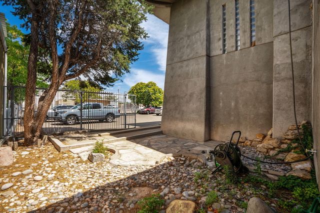 427 Adams Street SE, Albuquerque, NM 87108