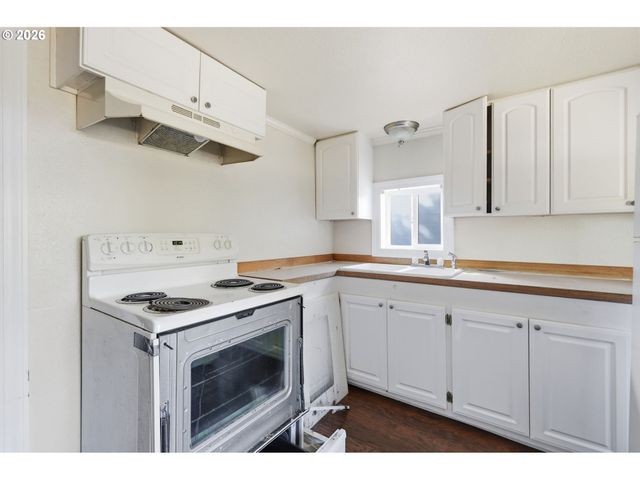 2049 CITY VIEW St, Eugene, OR 97405