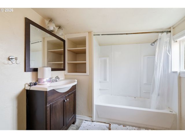 2049 CITY VIEW St, Eugene, OR 97405