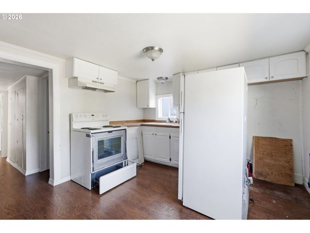 2049 CITY VIEW St, Eugene, OR 97405
