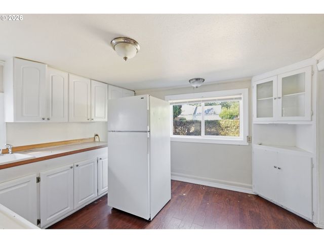 2049 CITY VIEW St, Eugene, OR 97405