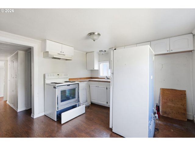 2049 CITY VIEW St, Eugene, OR 97405