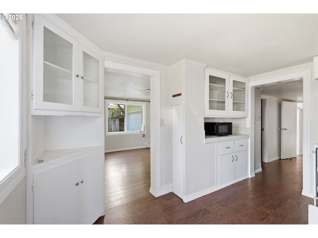 2049 CITY VIEW St, Eugene, OR 97405