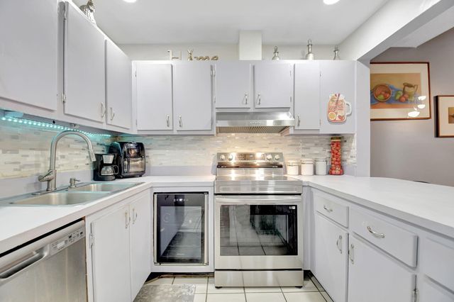 4582 Holly Lake Drive, Lake Worth, FL 33463