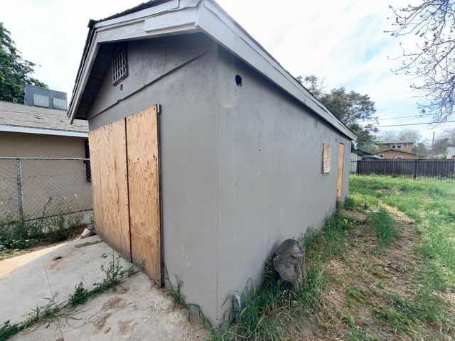 2044 E Tyler Avenue, Fresno, CA 93701