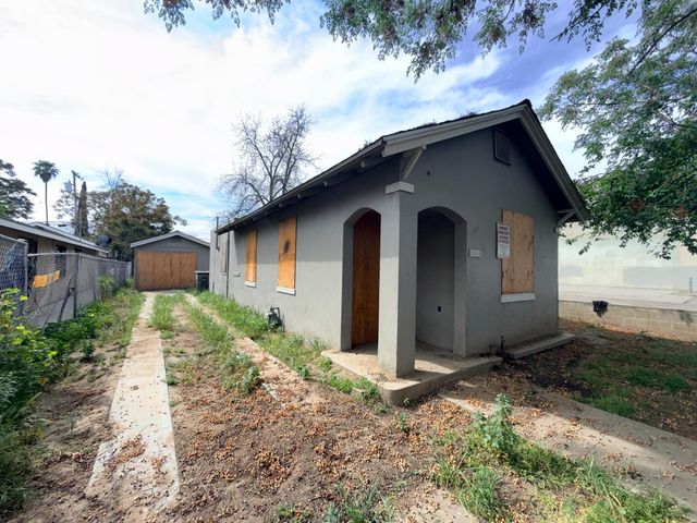 2044 E Tyler Avenue, Fresno, CA 93701