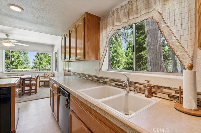28597 Saginaw Court, Lake Arrowhead, CA 92352