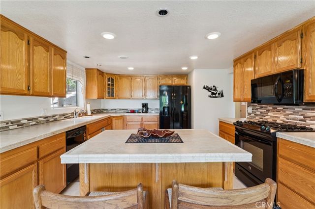 28597 Saginaw Court, Lake Arrowhead, CA 92352