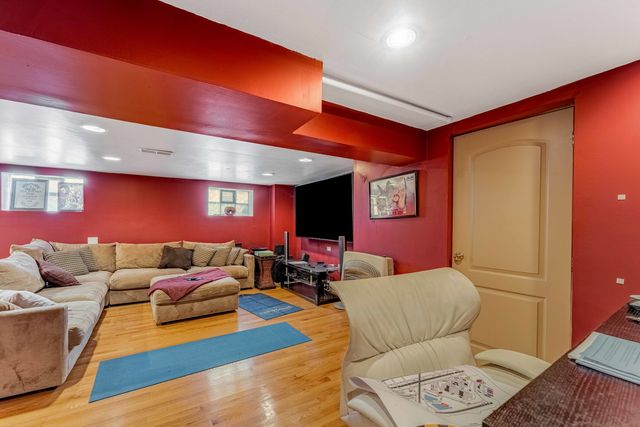 8800 S Merrill Avenue, Chicago, IL 60617