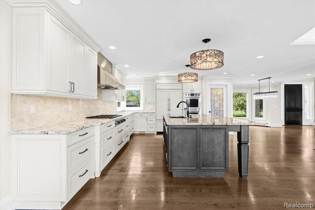 3403 Chickering Lane, Bloomfield Hills, MI 48302