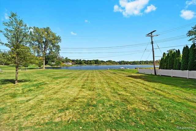 3403 Chickering Lane, Bloomfield Hills, MI 48302