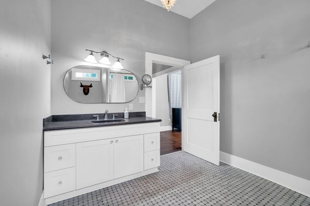 806 N Preston Street, Ennis, TX 75119