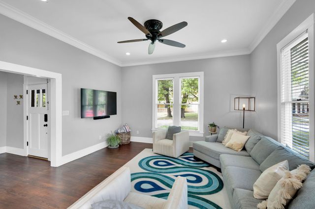 806 N Preston Street, Ennis, TX 75119