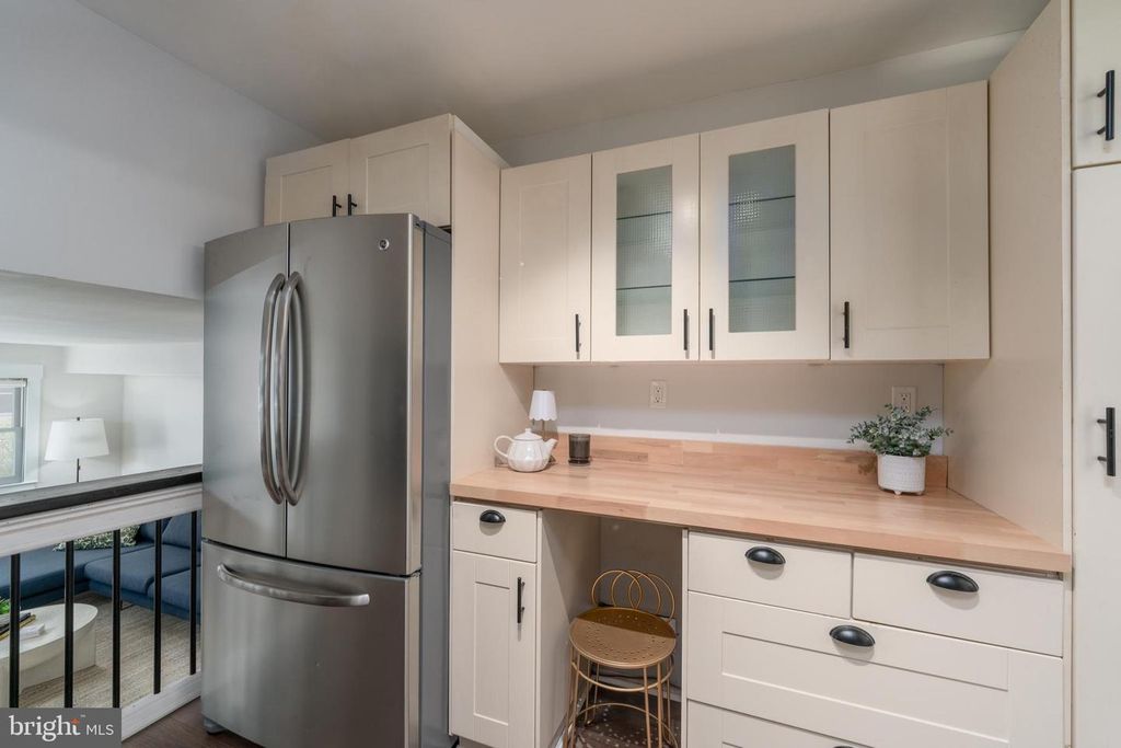 Image 12 of property listing at 428 SUDBURY RD, Linthicum Heights, MD 21090