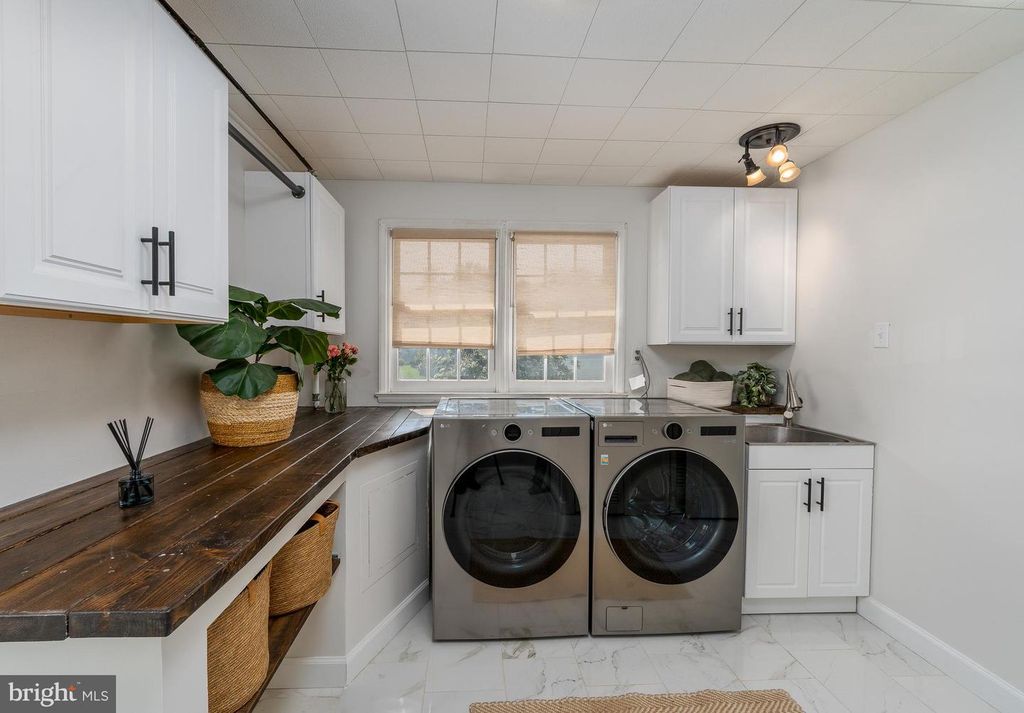 Image 3 of property listing at 428 SUDBURY RD, Linthicum Heights, MD 21090