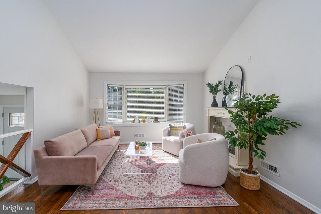 Image 6 of property listing at 428 SUDBURY RD, Linthicum Heights, MD 21090