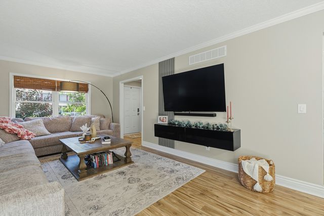 4322 W LOMBARD Street, Davenport, IA 52804