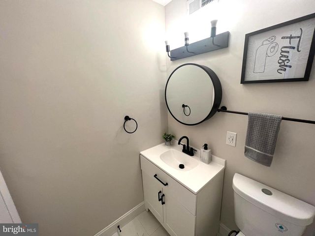 1 CARRIAGE LAMP CT, Baltimore, MD 21234