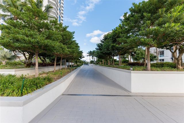 21205 Yacht Club Drive 304, Aventura, FL 33180