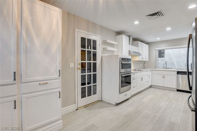 2216 Plaza Del Robles, Las Vegas, NV 89102