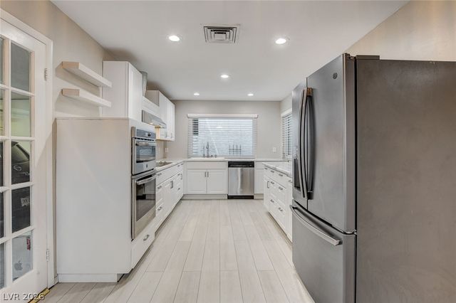 2216 Plaza Del Robles, Las Vegas, NV 89102