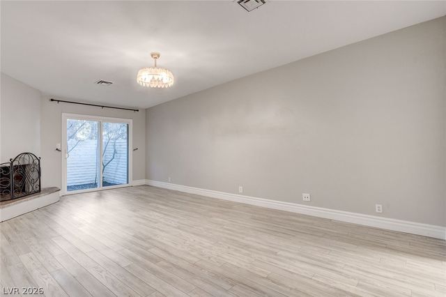 2216 Plaza Del Robles, Las Vegas, NV 89102