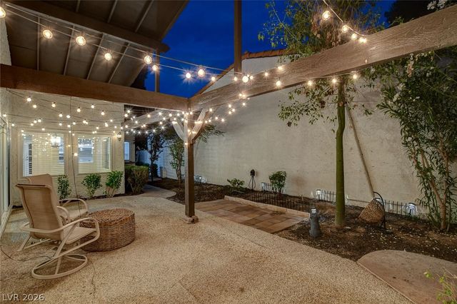 2216 Plaza Del Robles, Las Vegas, NV 89102
