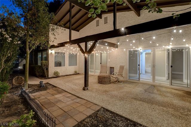 2216 Plaza Del Robles, Las Vegas, NV 89102