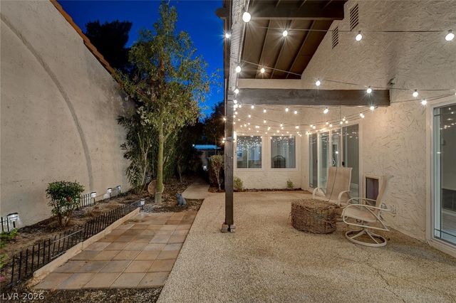 2216 Plaza Del Robles, Las Vegas, NV 89102