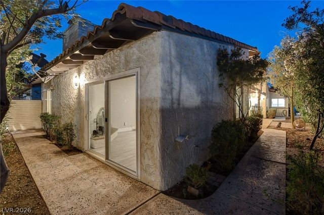 2216 Plaza Del Robles, Las Vegas, NV 89102