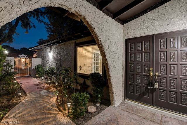 2216 Plaza Del Robles, Las Vegas, NV 89102