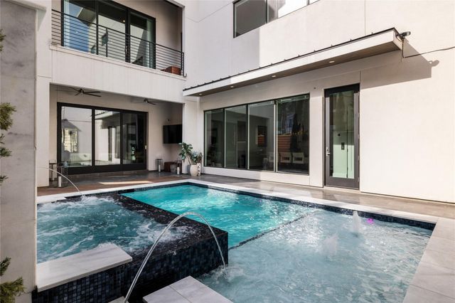 103 Roy, Houston, TX 77007