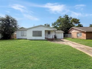 613 22nd Avenue N, Texas City, TX 77590