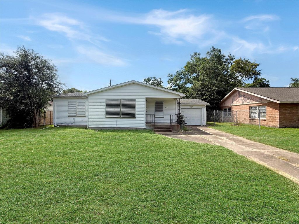 613 22nd Avenue N, Texas City, TX 77590