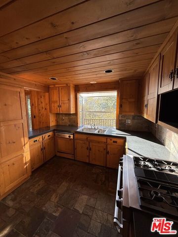 886 Sandalwood Drive, Lake Arrowhead, CA 92352