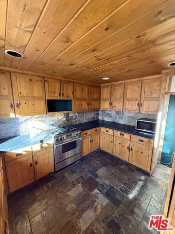 886 Sandalwood Drive, Lake Arrowhead, CA 92352