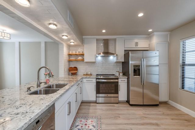 923 E Foxhill Drive, Fresno, CA 93720