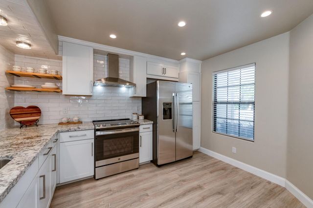 923 E Foxhill Drive, Fresno, CA 93720