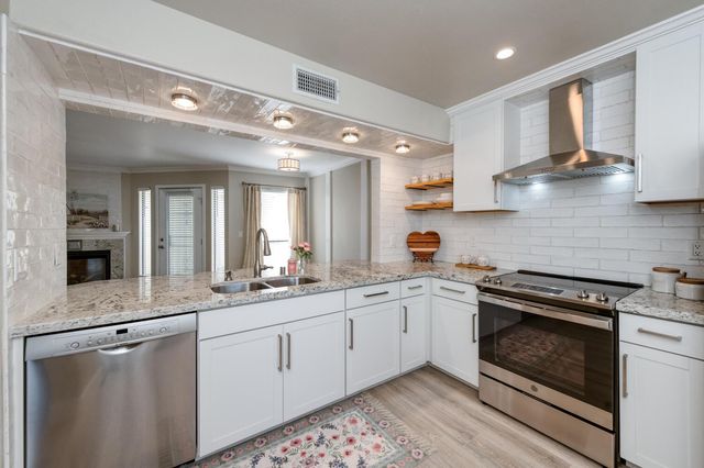 923 E Foxhill Drive, Fresno, CA 93720