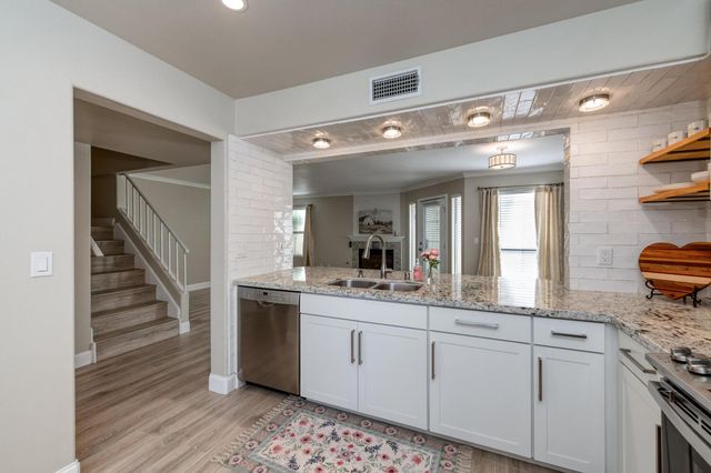 923 E Foxhill Drive, Fresno, CA 93720