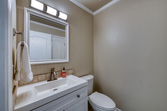 923 E Foxhill Drive, Fresno, CA 93720