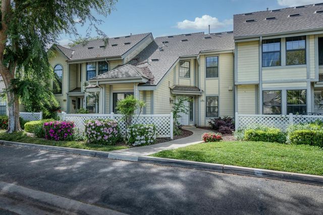 923 E Foxhill Drive, Fresno, CA 93720