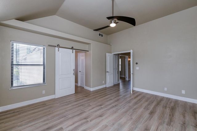 923 E Foxhill Drive, Fresno, CA 93720