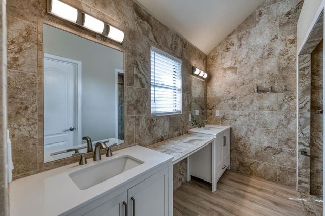 923 E Foxhill Drive, Fresno, CA 93720