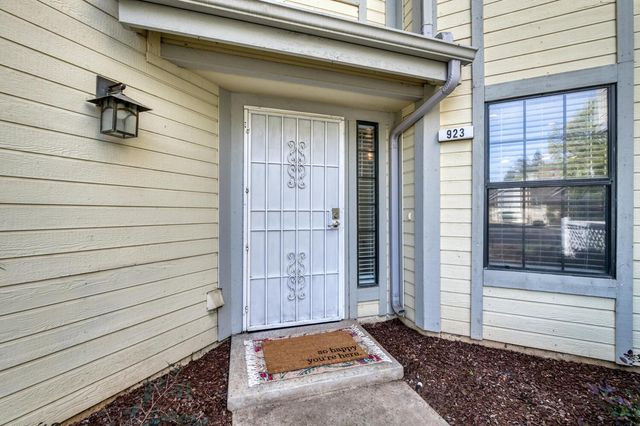 923 E Foxhill Drive, Fresno, CA 93720